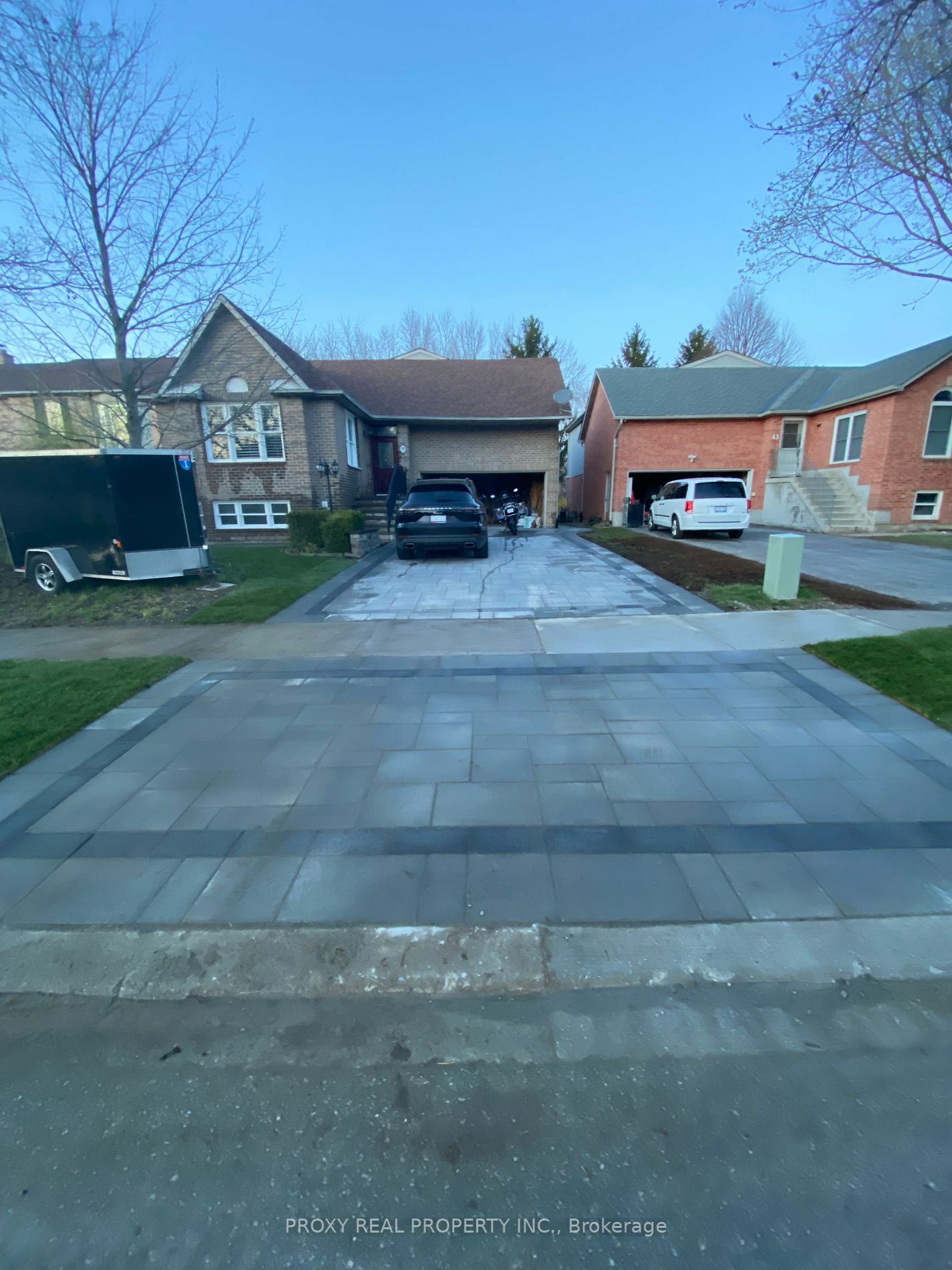 Property Photo: 39 McClellan Way N ON L4G5T7