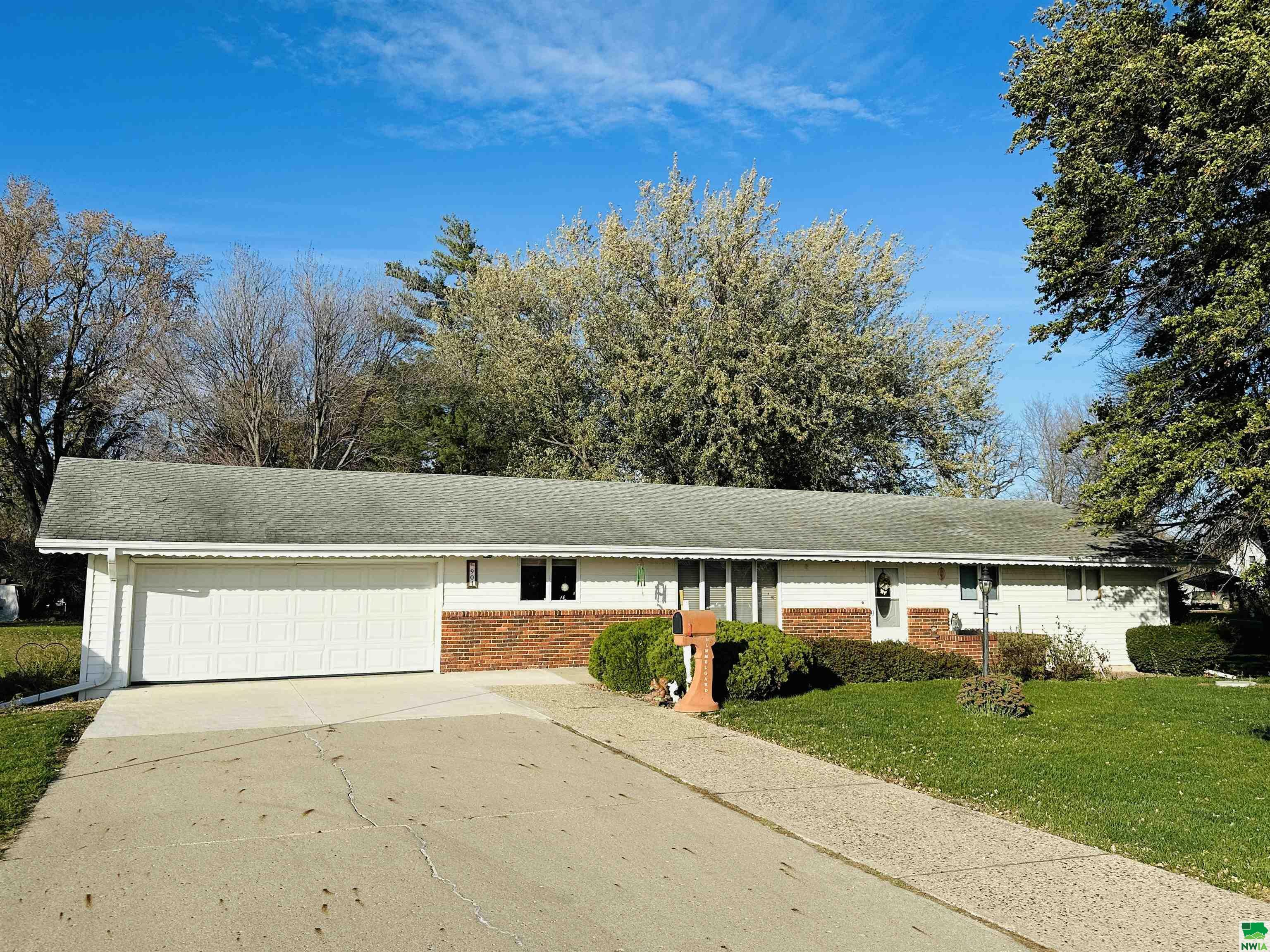 Property Photo:  904 South Center Street  IA 51006 