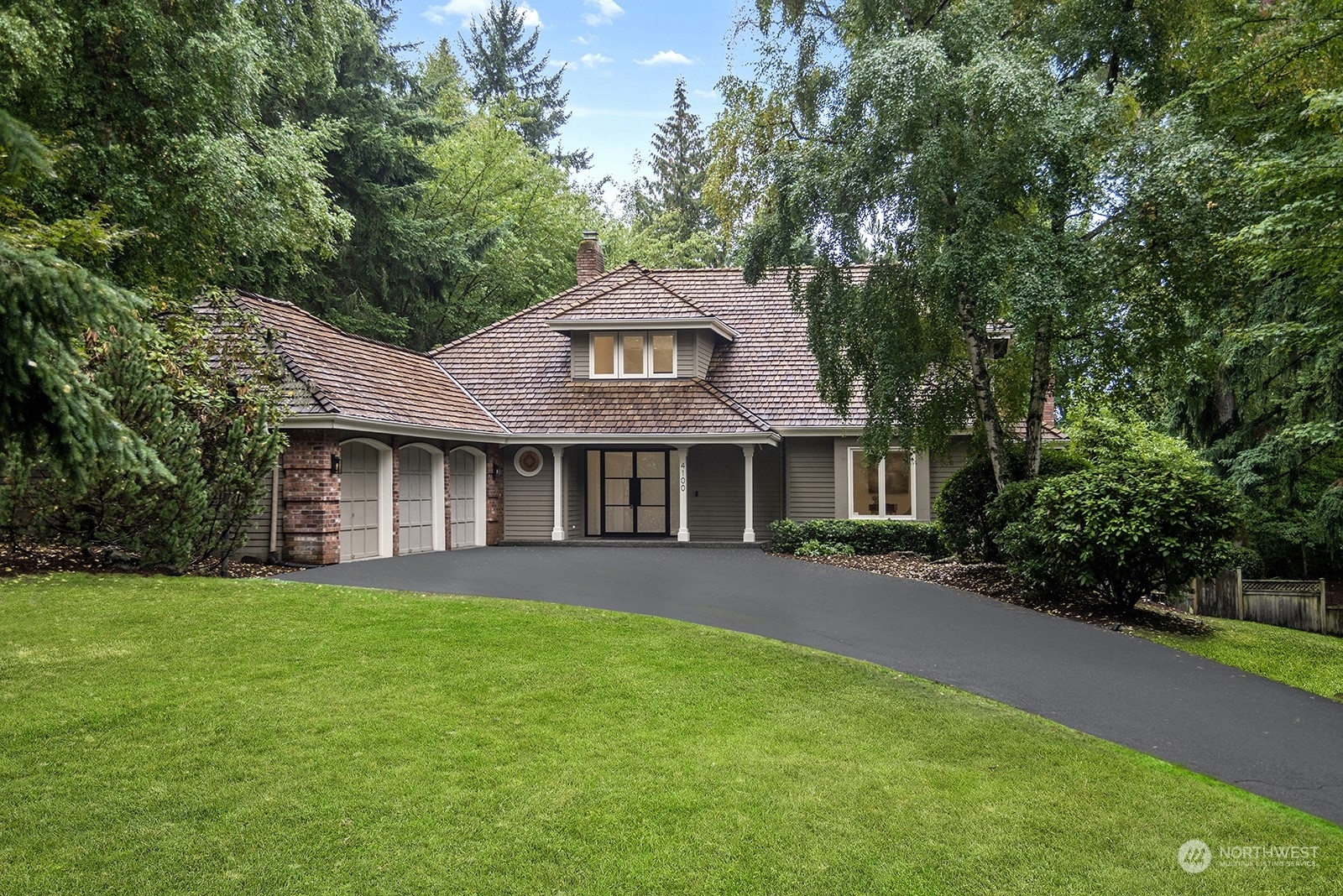 Property Photo:  4100 118th Avenue NE  WA 98033 