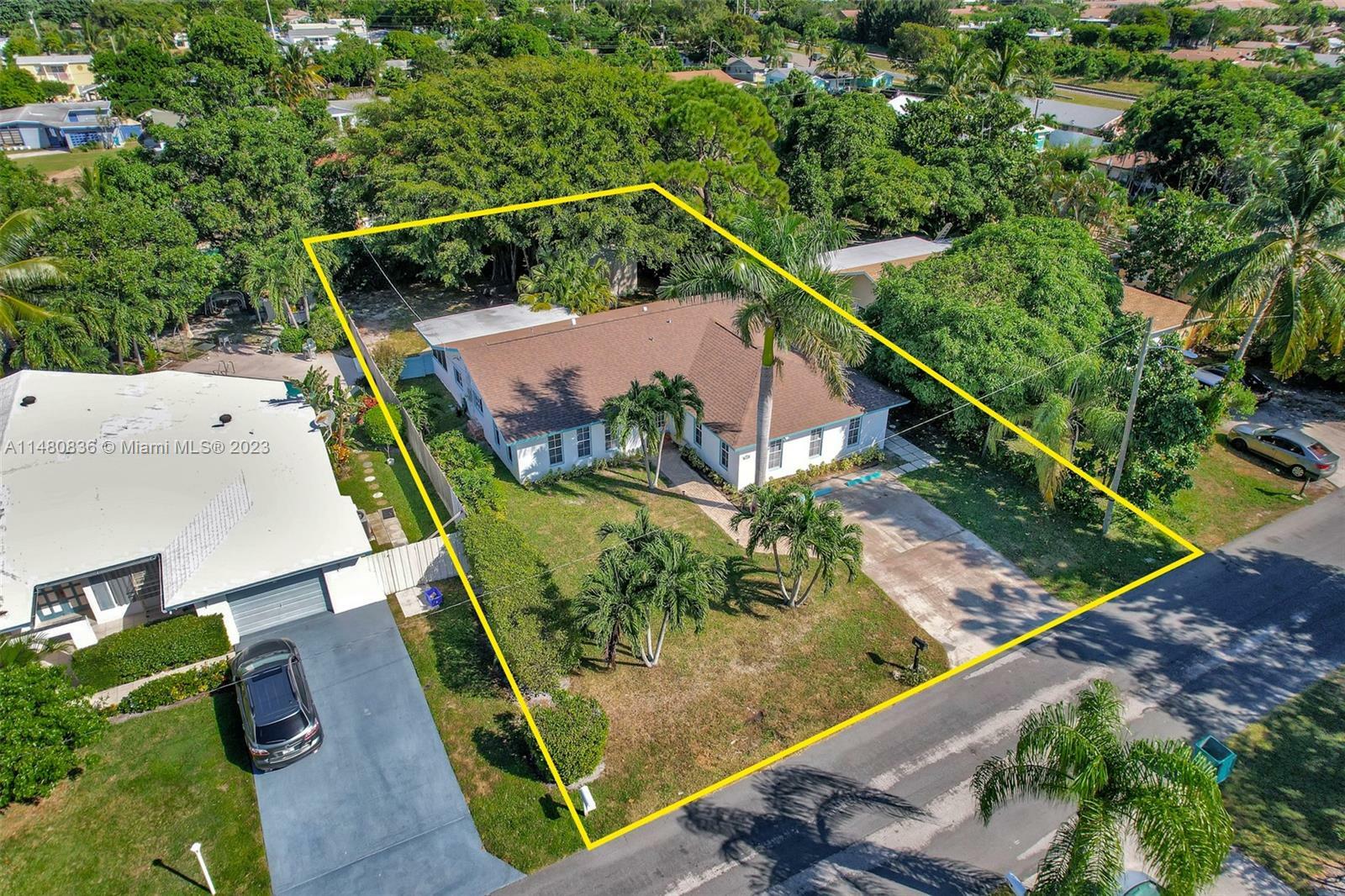Property Photo: 217 SE 26th Ave FL 33435
