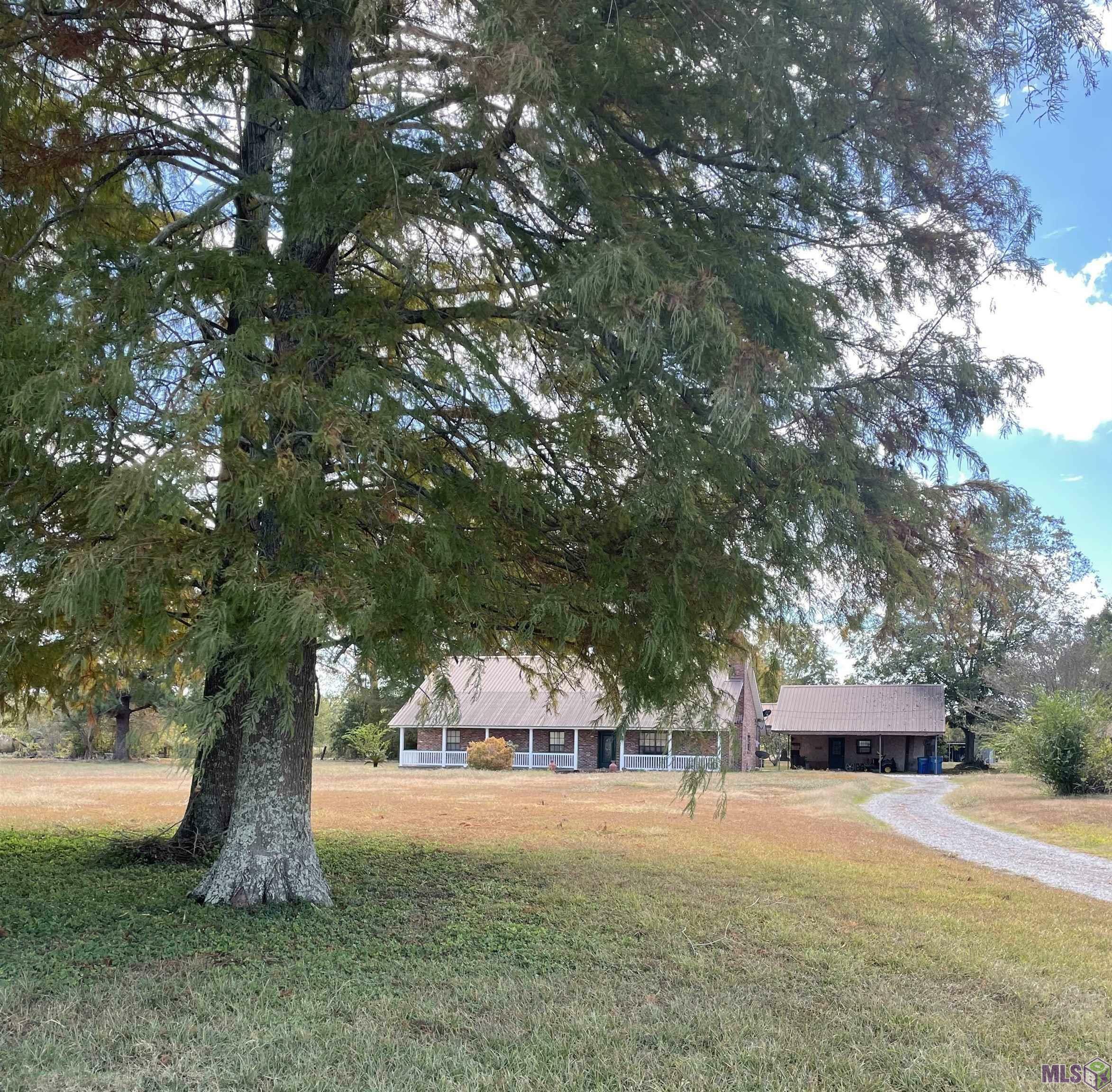 Property Photo: 9340 Bueche Rd LA 70729