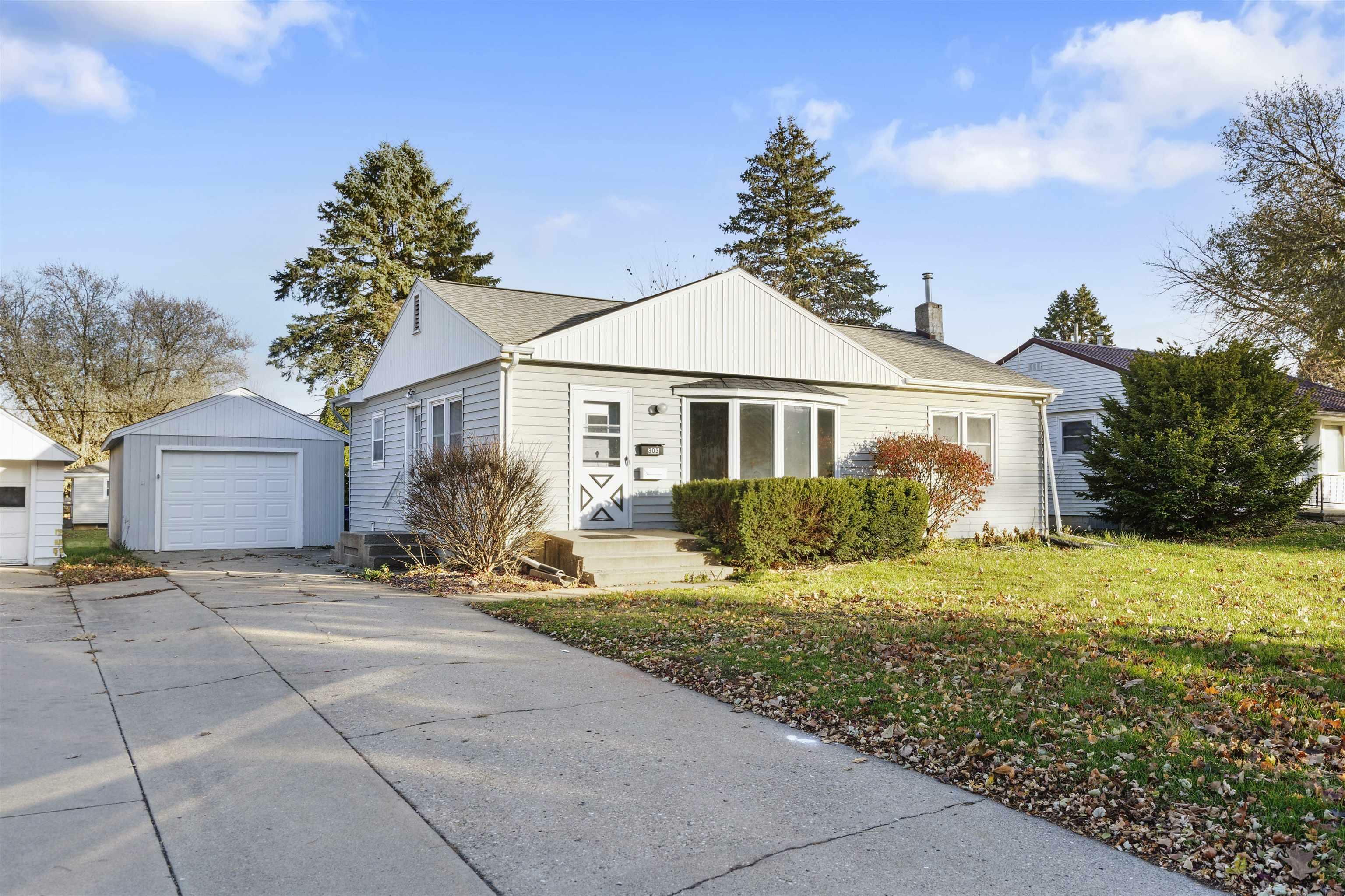 Property Photo: 303 Iowa Street IA 50677