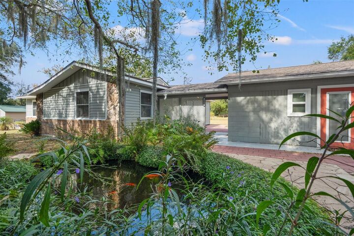 Property Photo:  1058 Cr 318  FL 33513 