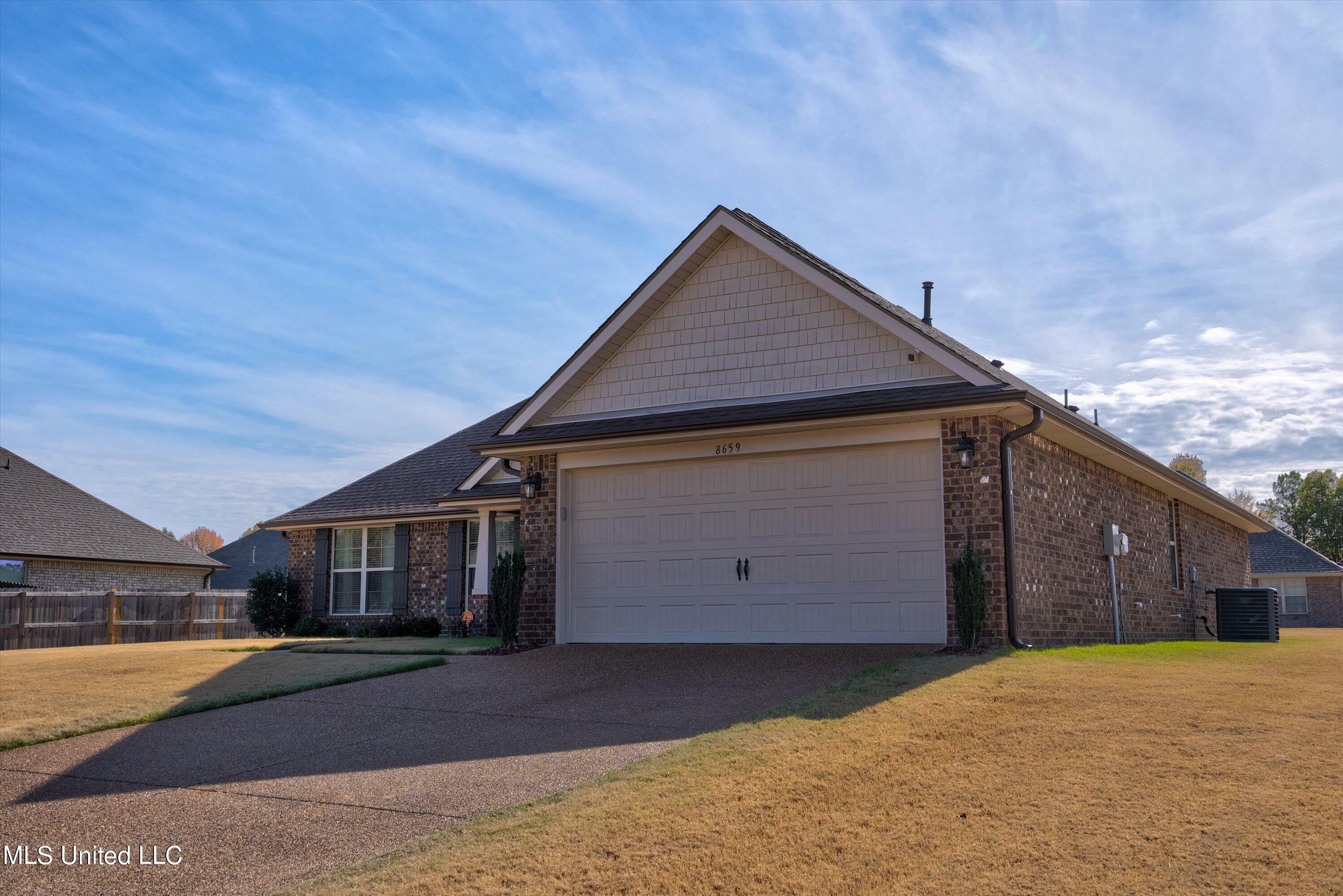 Property Photo:  8659 N Courtly Circle Circle  MS 38654 