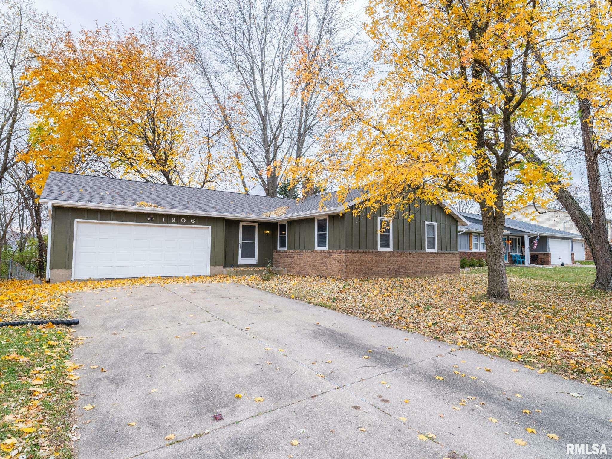 Property Photo: 1906 Brentwood Drive IL 61571