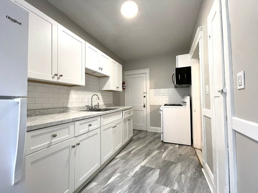 Property Photo: 15 Huss Ct 202 MA 01905