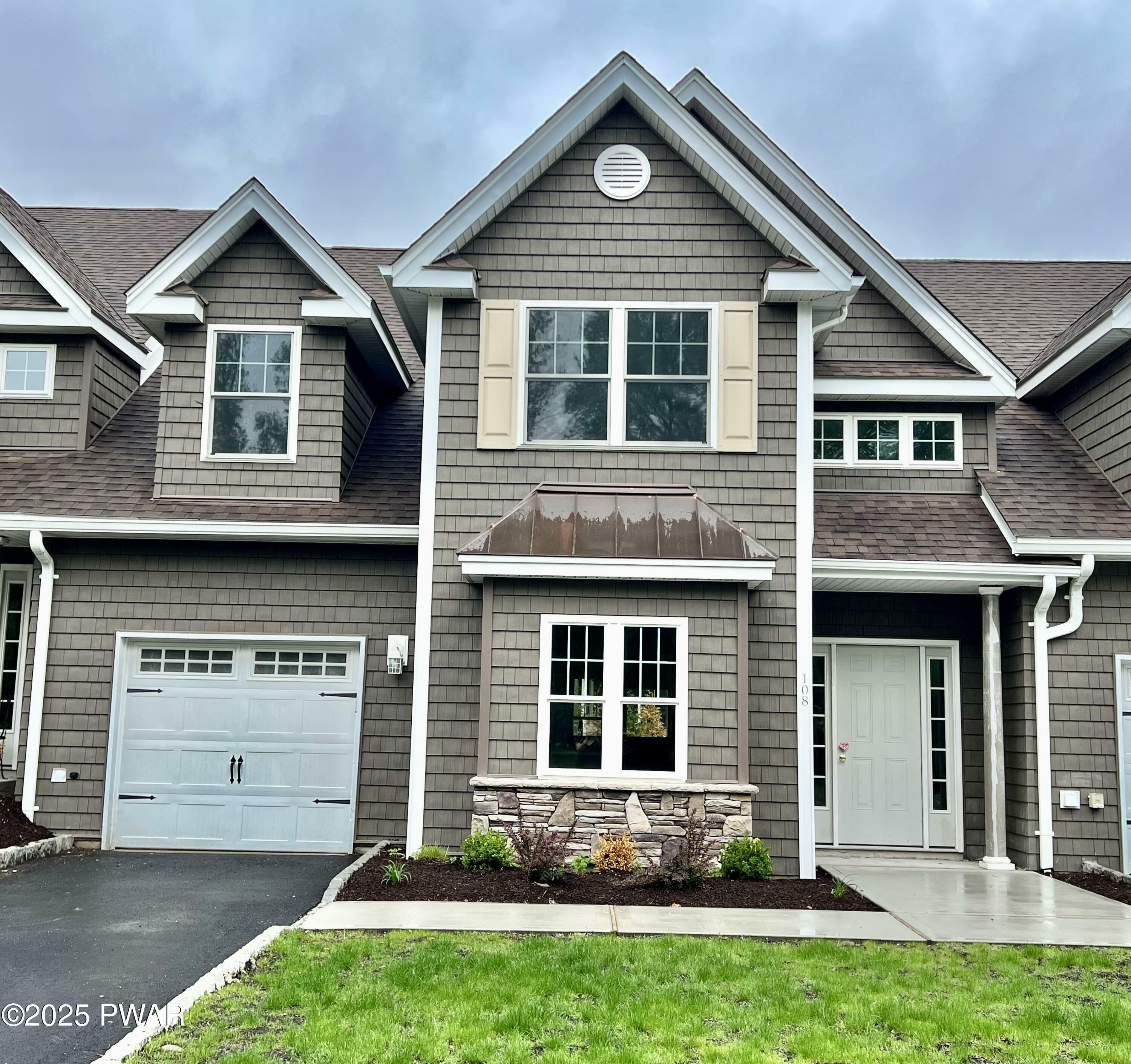 Property Photo: 108 Braeburn Path PA 18336