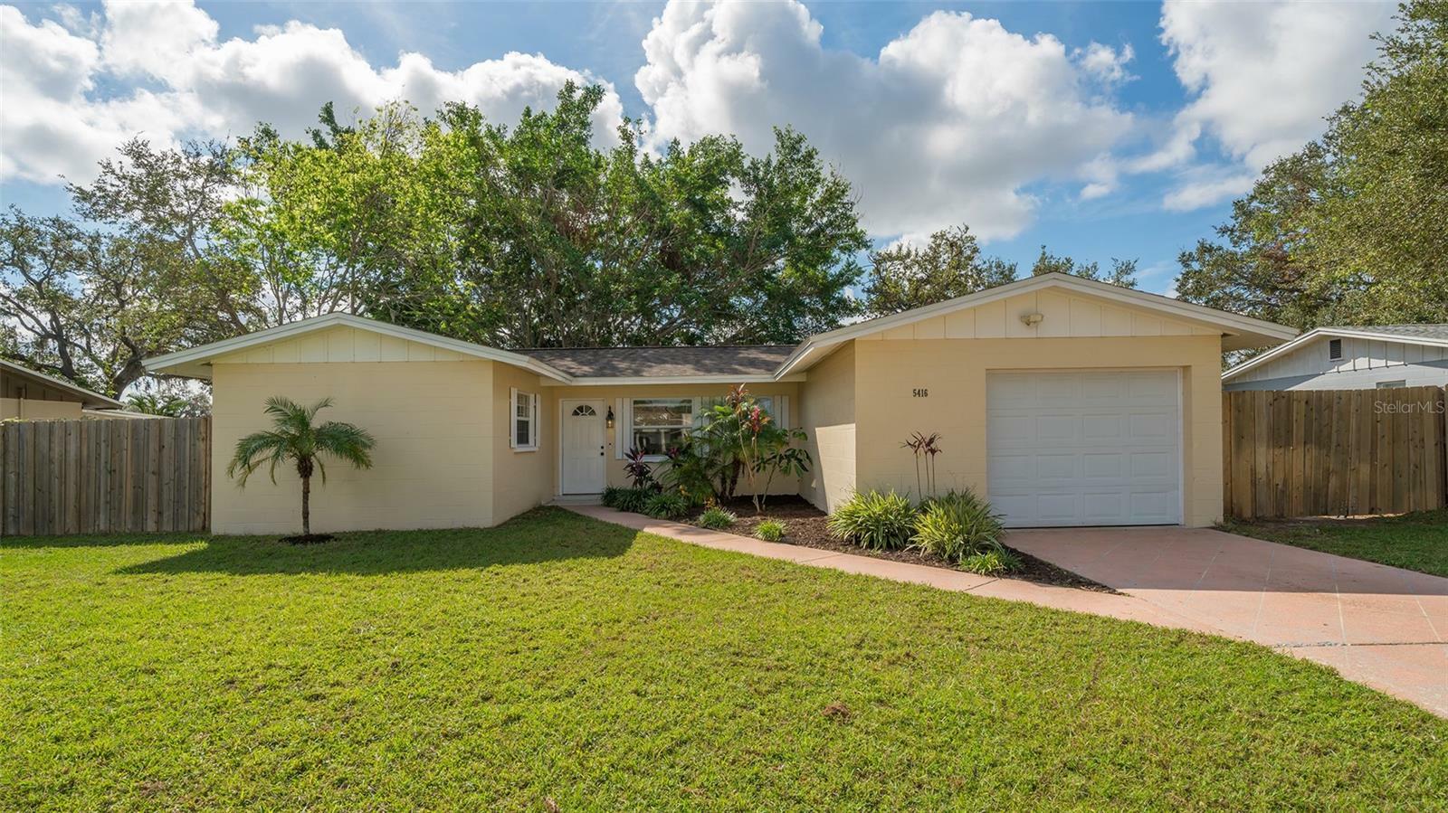 Property Photo:  5416 Laurelwood Place  FL 34232 