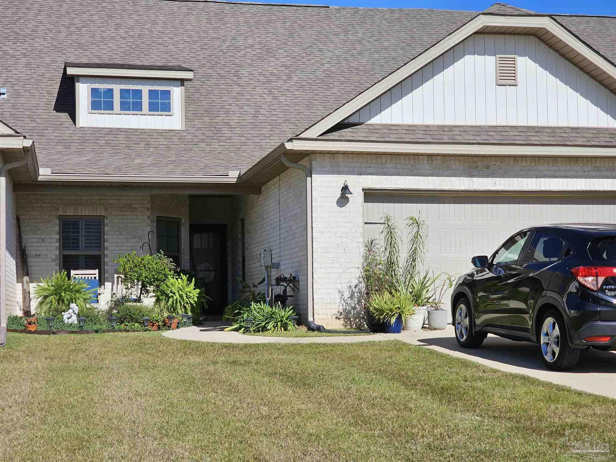 Property Photo: 708 Brambling Ct FL 32533
