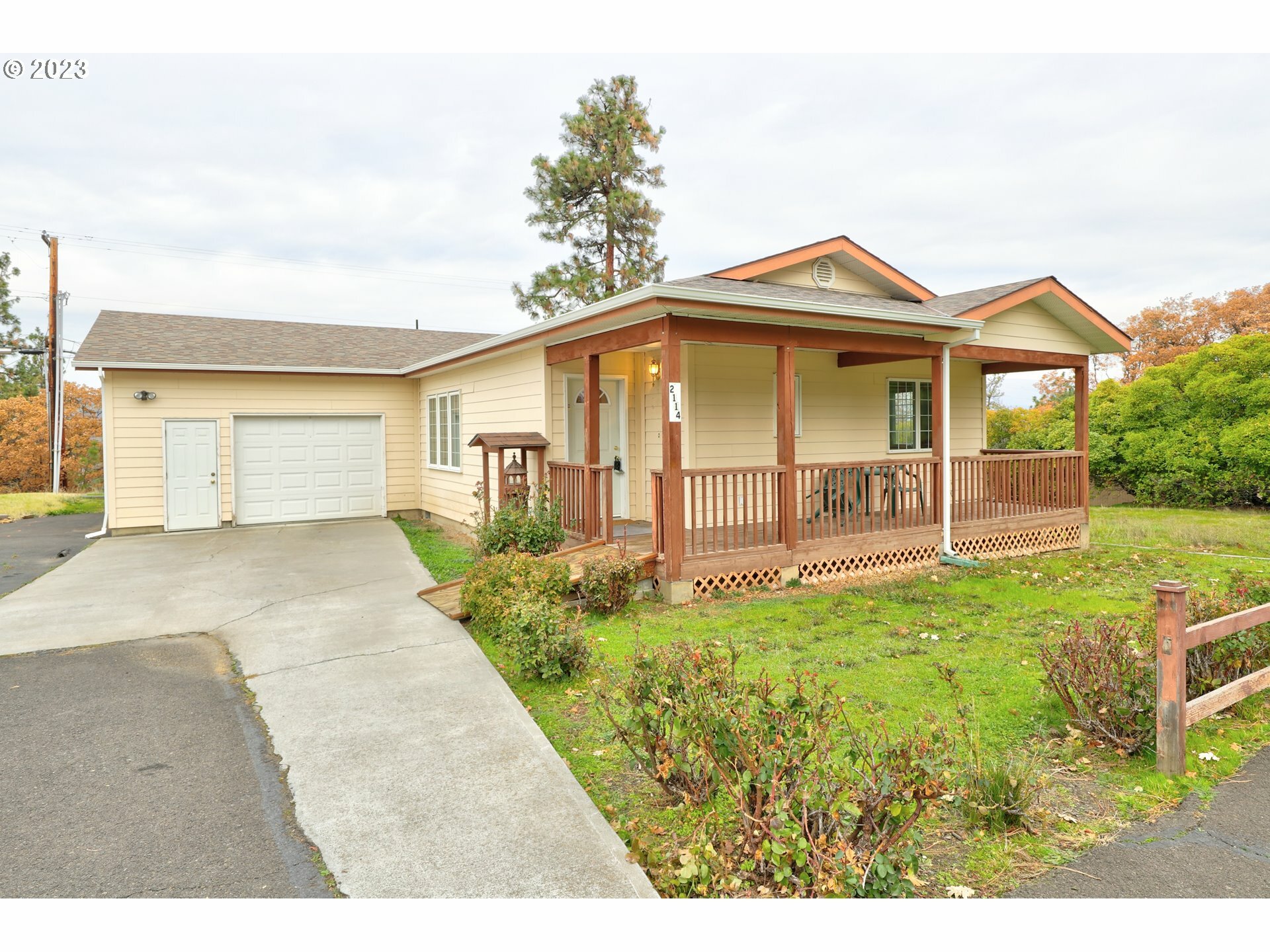 Property Photo: 2114 W Scenic Dr OR 97058