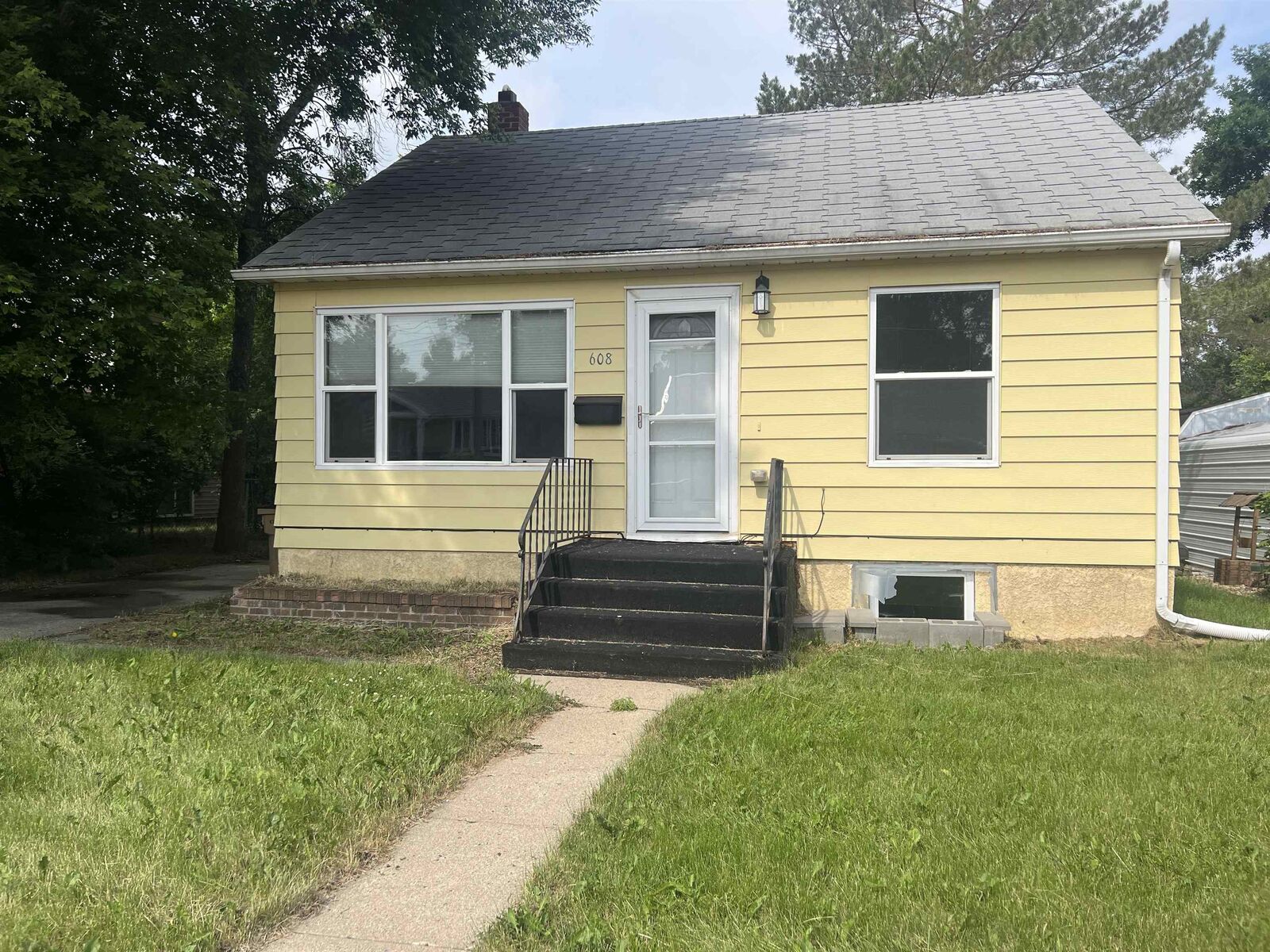 Property Photo:  608 19th St  ND 58701 