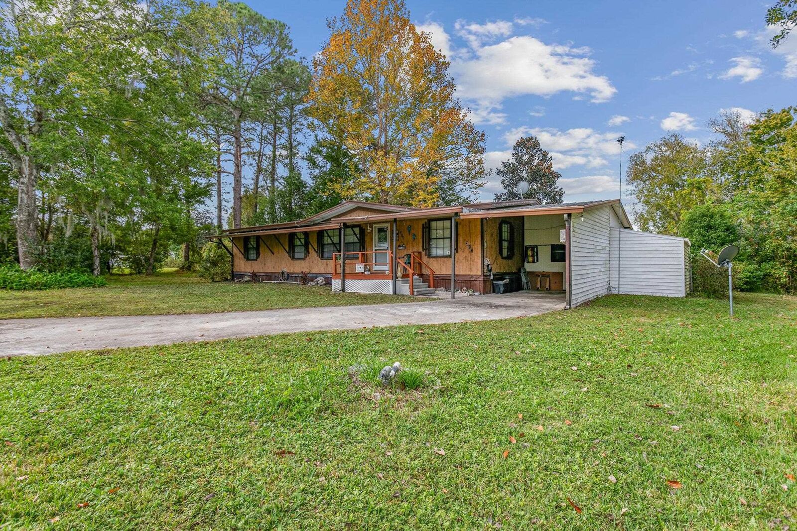 Property Photo: 213 Pine Tree Trl FL 32112