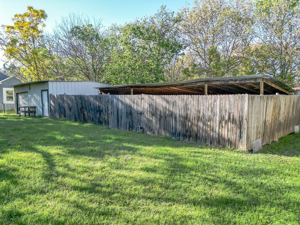 Property Photo:  1000 E Waco Street  TX 75119 