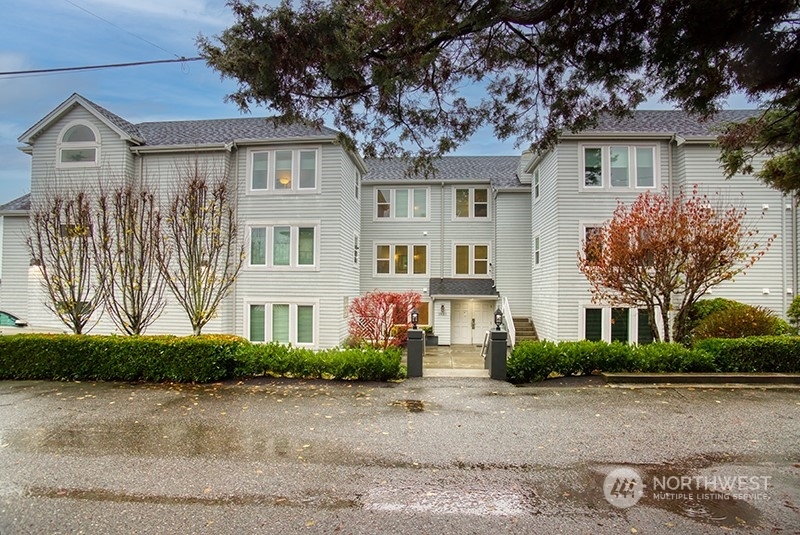 Property Photo: 1931 Grand Avenue 103 WA 98201