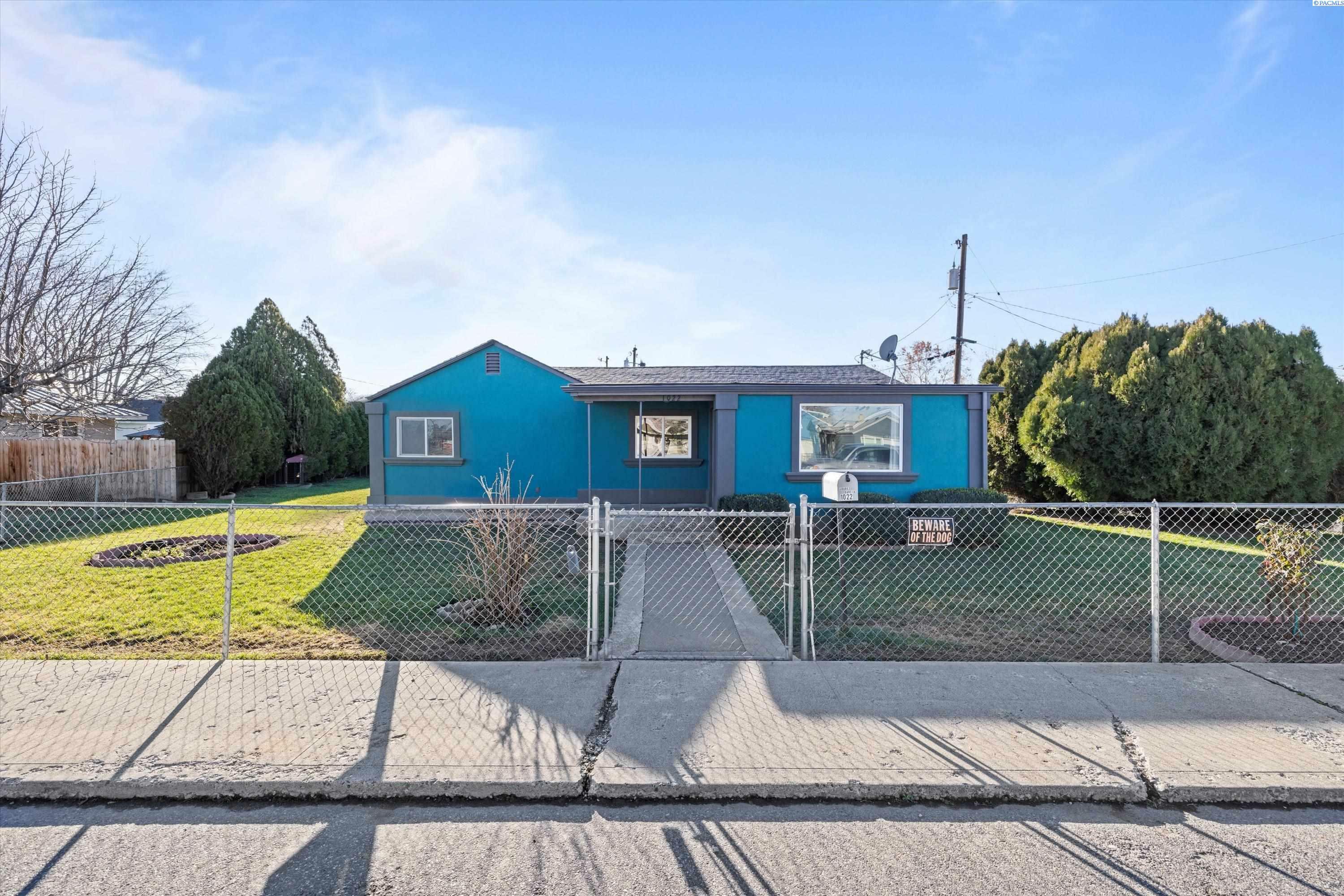 Property Photo:  1022 E 8th Ave  WA 99336 