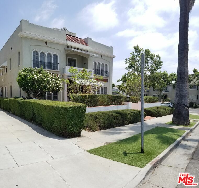 Property Photo:  198  S Commonwealth Ave  CA 90004 