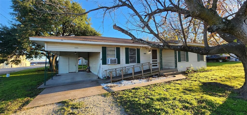 Property Photo: 1002 Bell Street TX 76635