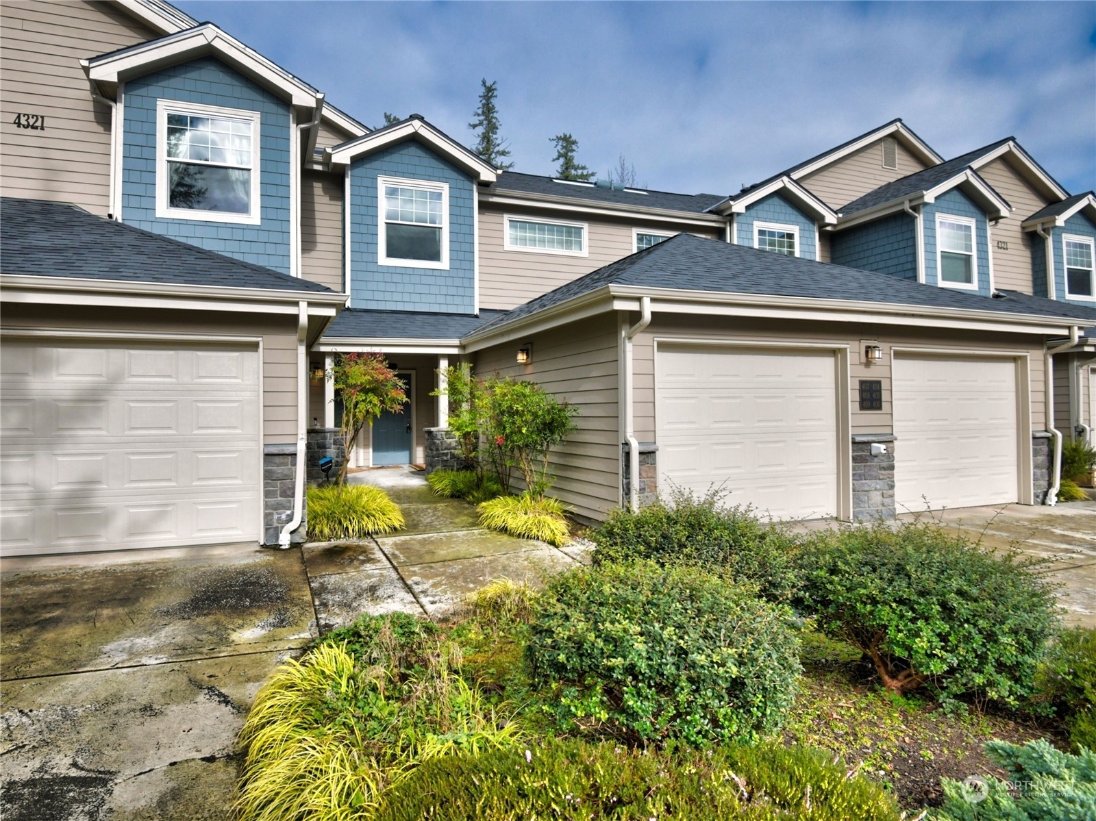 Property Photo:  4321 Issaquah-Pine Lake Road SE 409  WA 98075 