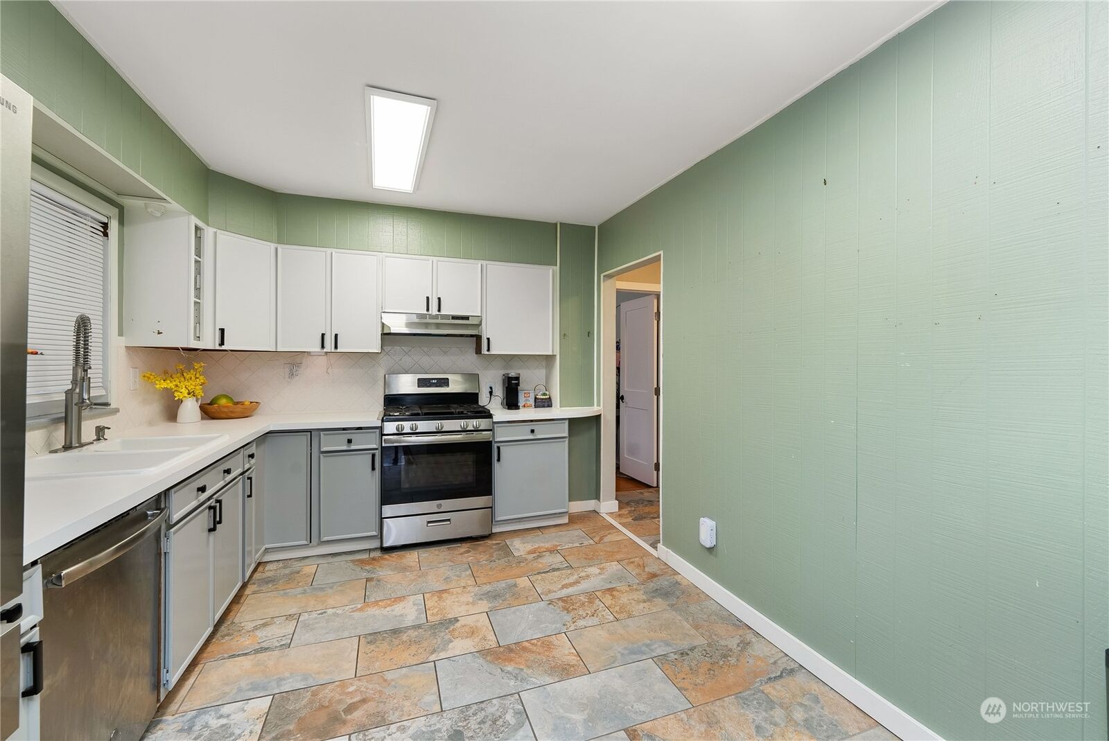 Property Photo:  1112 N Cambrian Avenue  WA 98312 