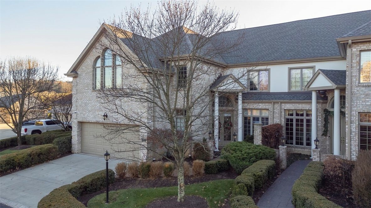 Property Photo:  202 Greenview Ct  PA 15044 