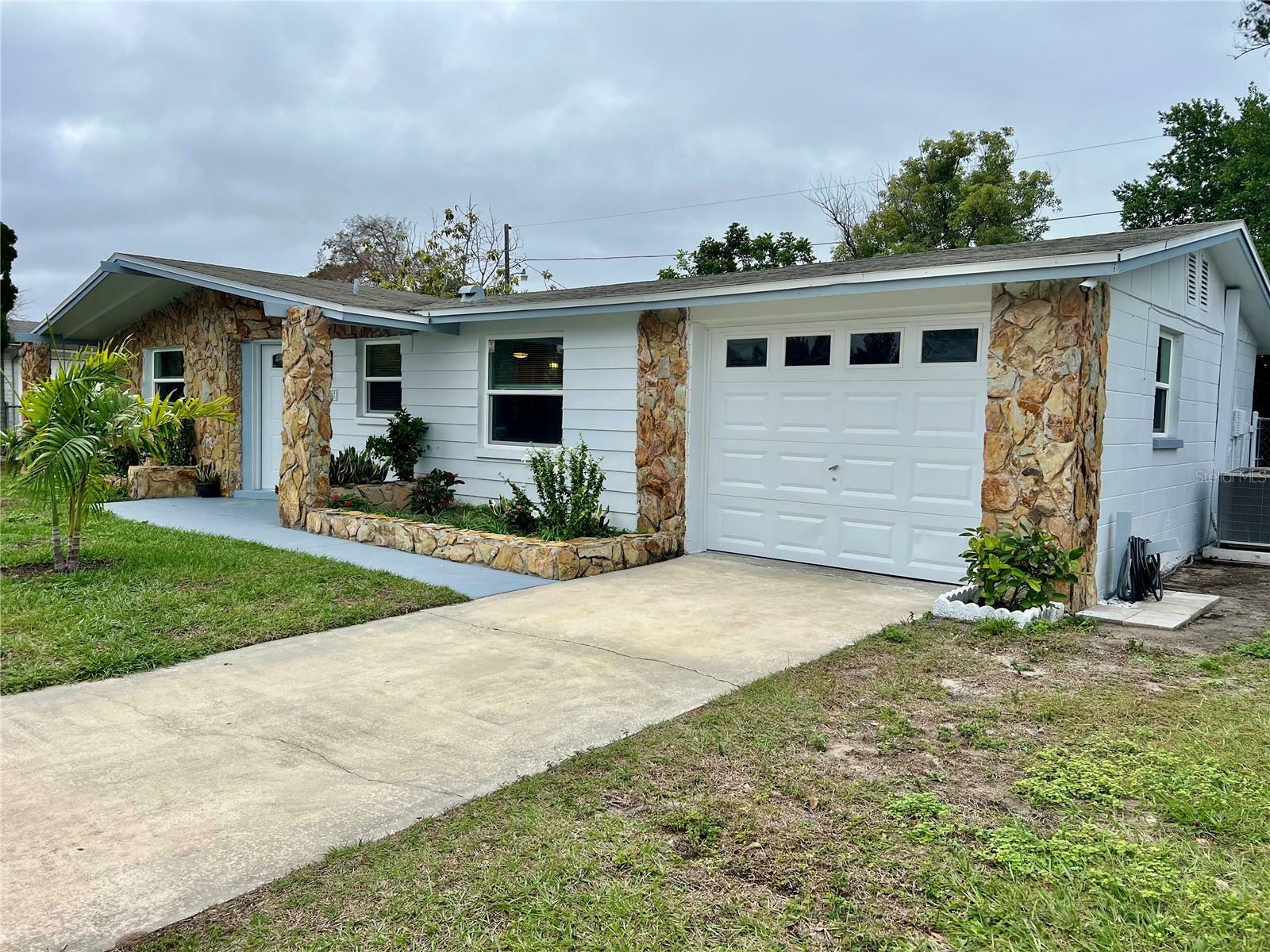 Property Photo:  2129 Shannon Drive  FL 34690 