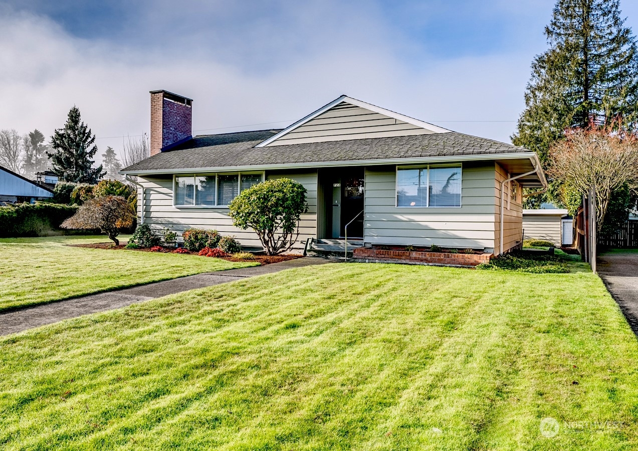 Property Photo:  722 Rucker Avenue  WA 98201 