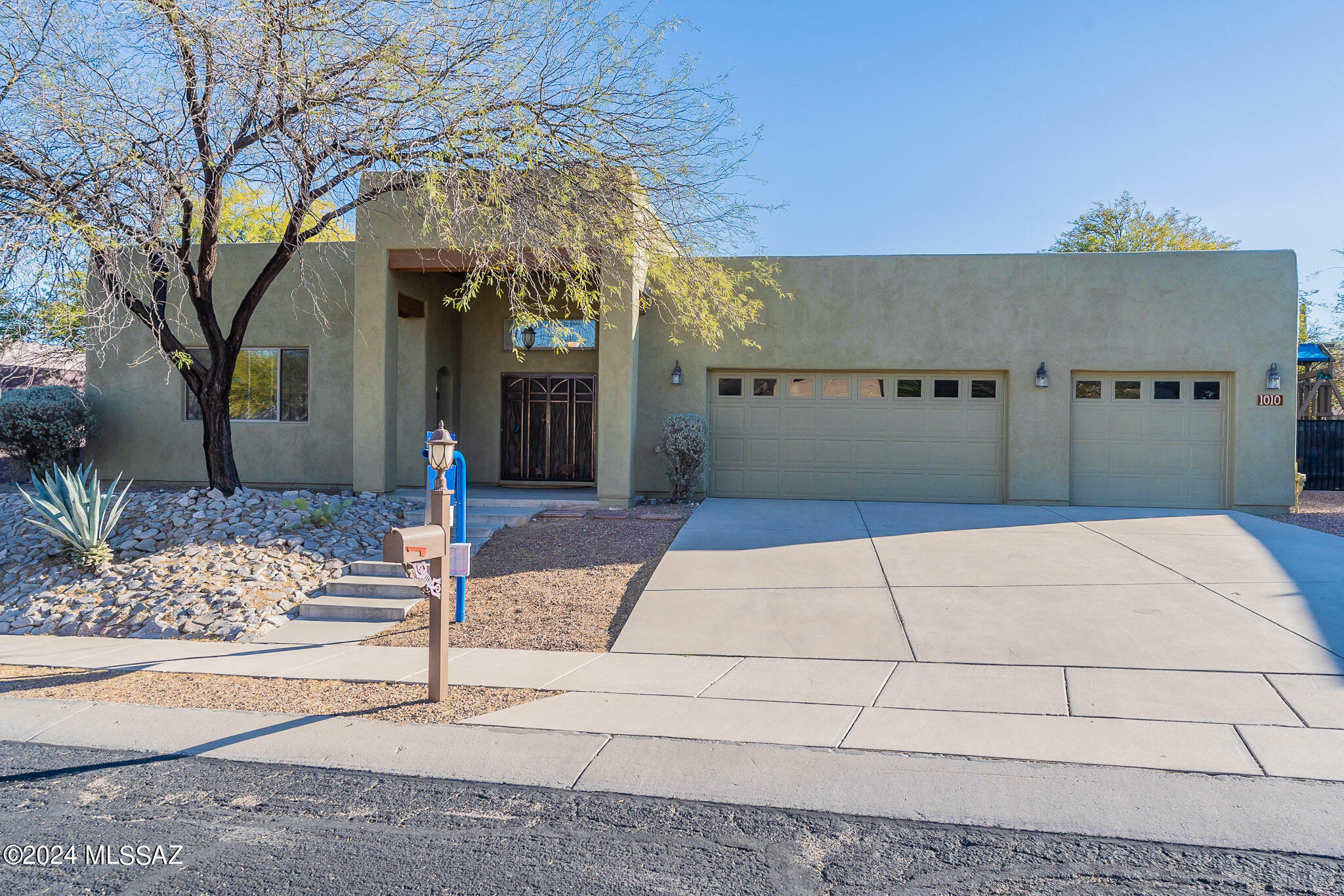 Property Photo: 1010 N Camino Miraflores AZ 85745