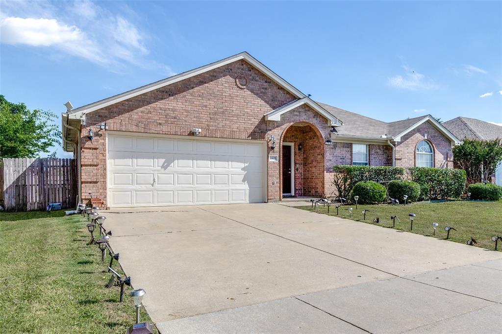 Property Photo: 1905 Saint Nevis Drive TX 76063