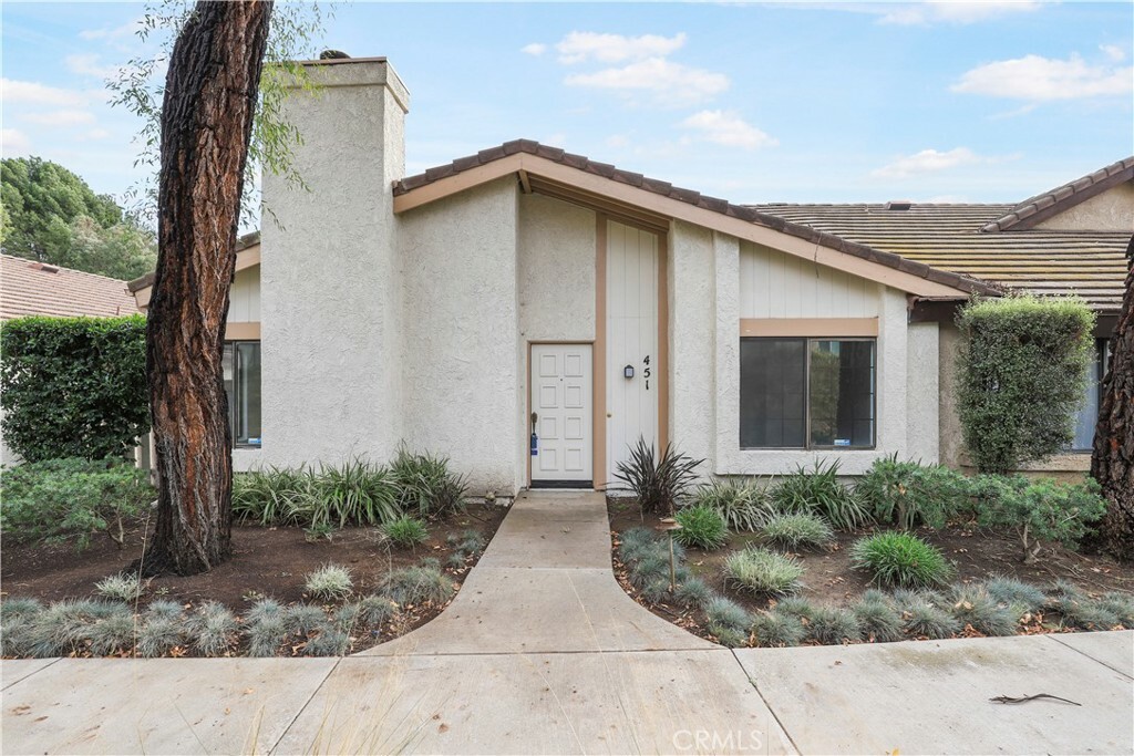 Property Photo:  451 Estancia Place  CA 93012 