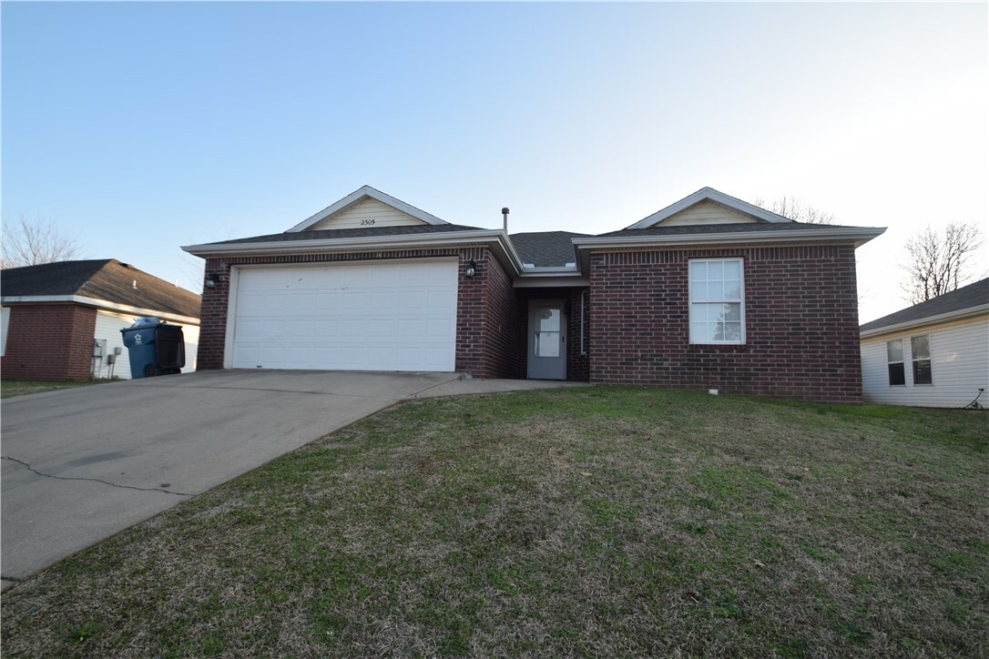 Property Photo:  2305 S Choctaw Street  AR 72712 