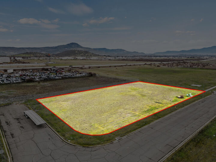 Property Photo:  4702 Industry Drive  OR 97502 