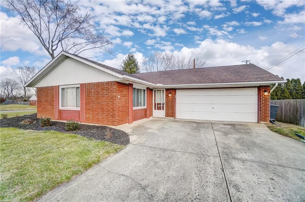 Property Photo: 2210 Plantation Trail OH 45305