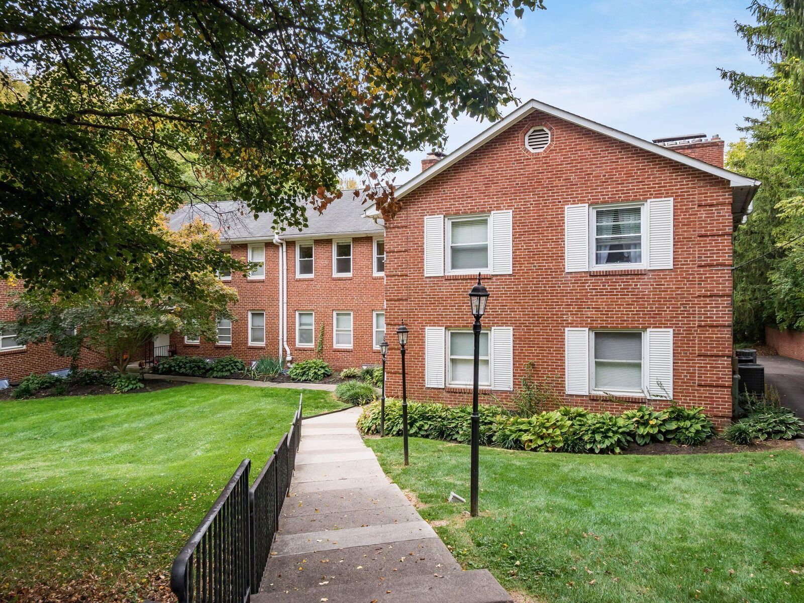 Property Photo:  2615 Charing Road  OH 43221 