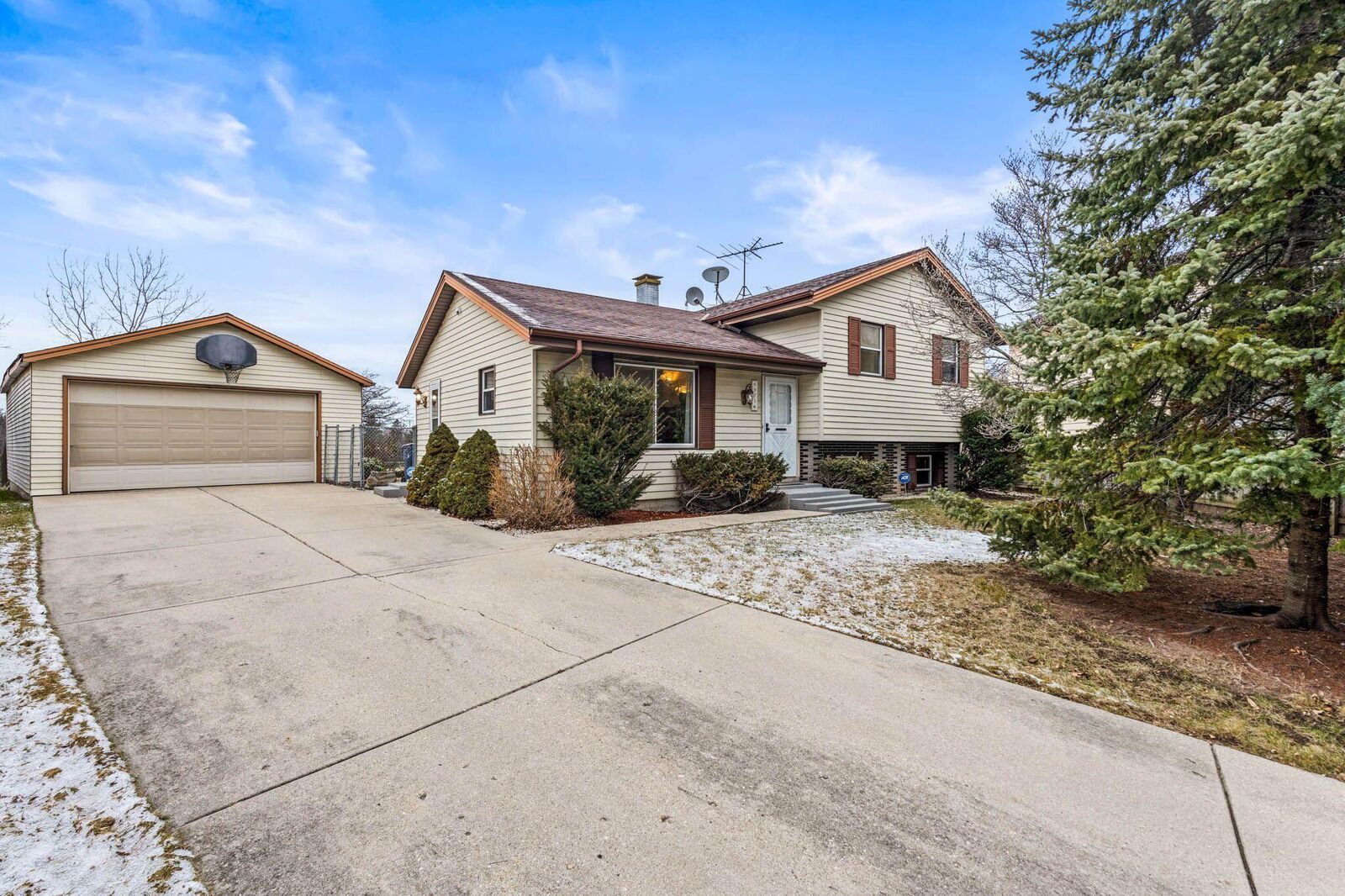 Property Photo:  6971 N 77th Ct  WI 53223 