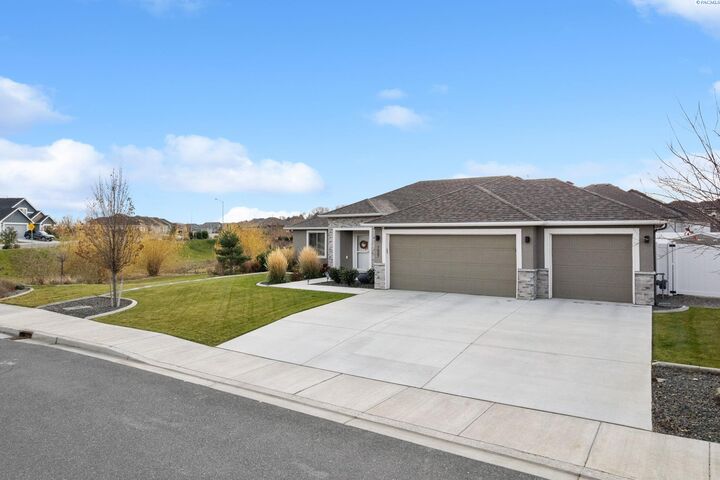 Home for sale in Kennewick 7007 W 30th Ave, Kennewick, WA 99338