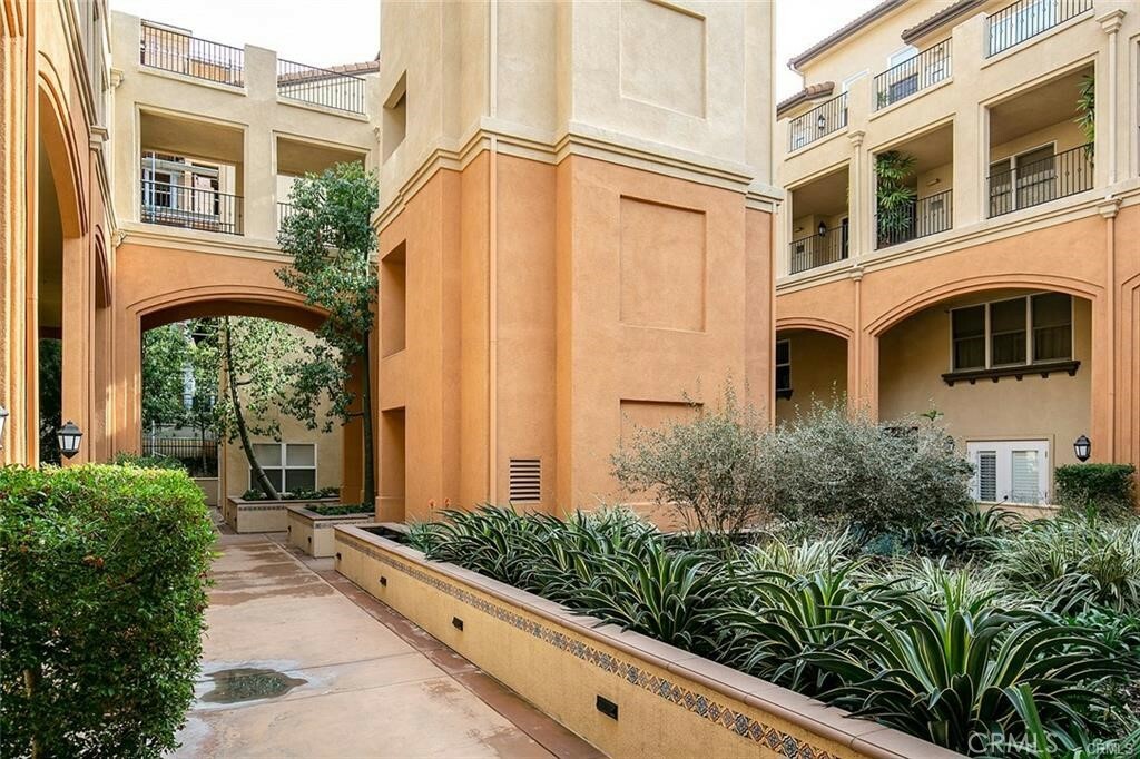 Property Photo: 286 N Madison Avenue 301 CA 91101
