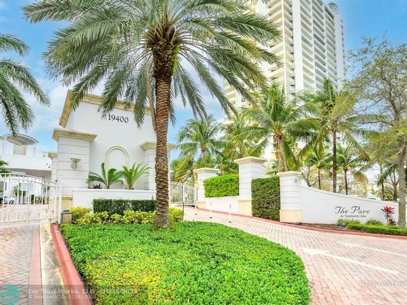 Property Photo:  19400 Turnberry Way 1832  FL 33180 