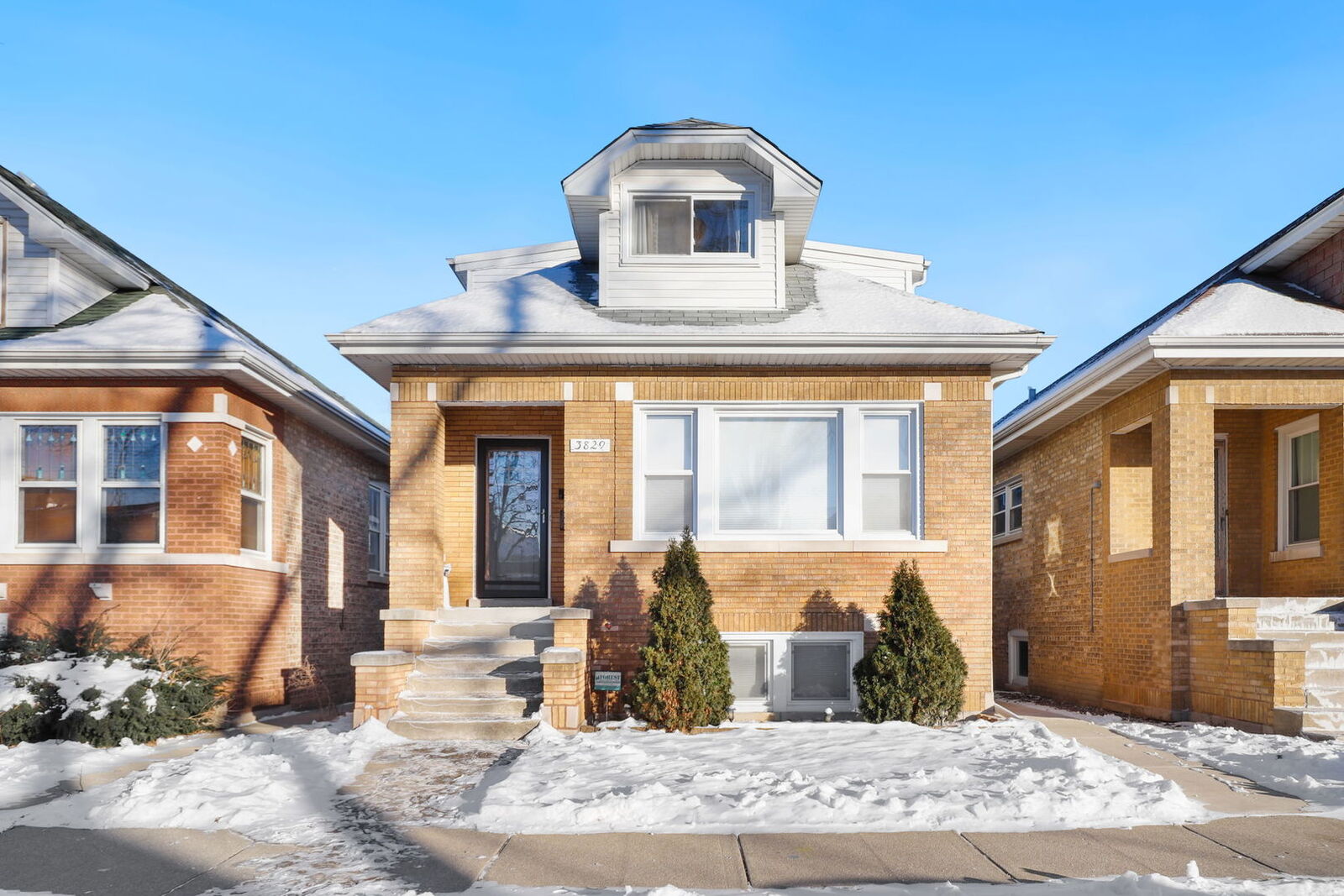 Property Photo: 3829 N Newcastle Avenue IL 60634
