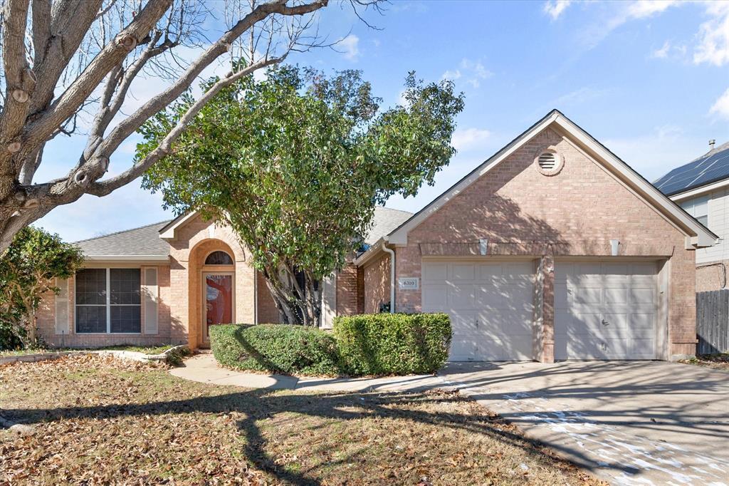 Property Photo: 6310 Merritt Way Court TX 76018