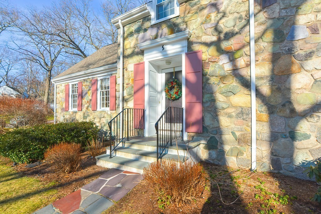 Property Photo:  5 Victoria Cir  MA 02062 