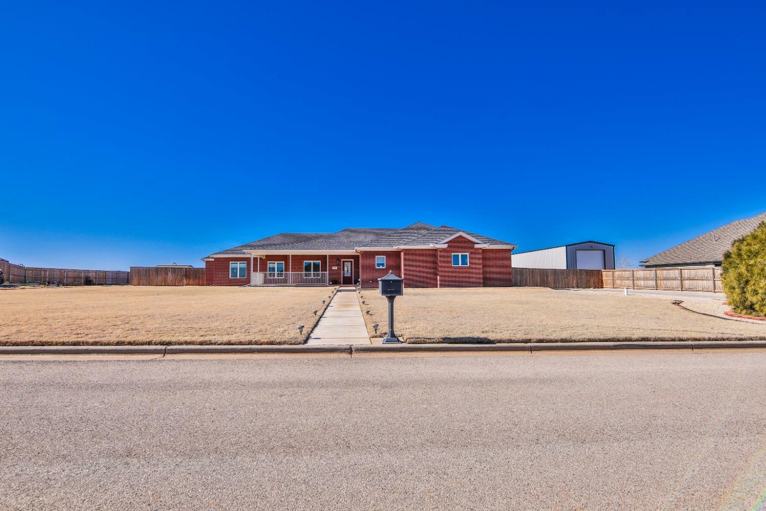 Property Photo:  2005 N County Road 1660  TX 79416 