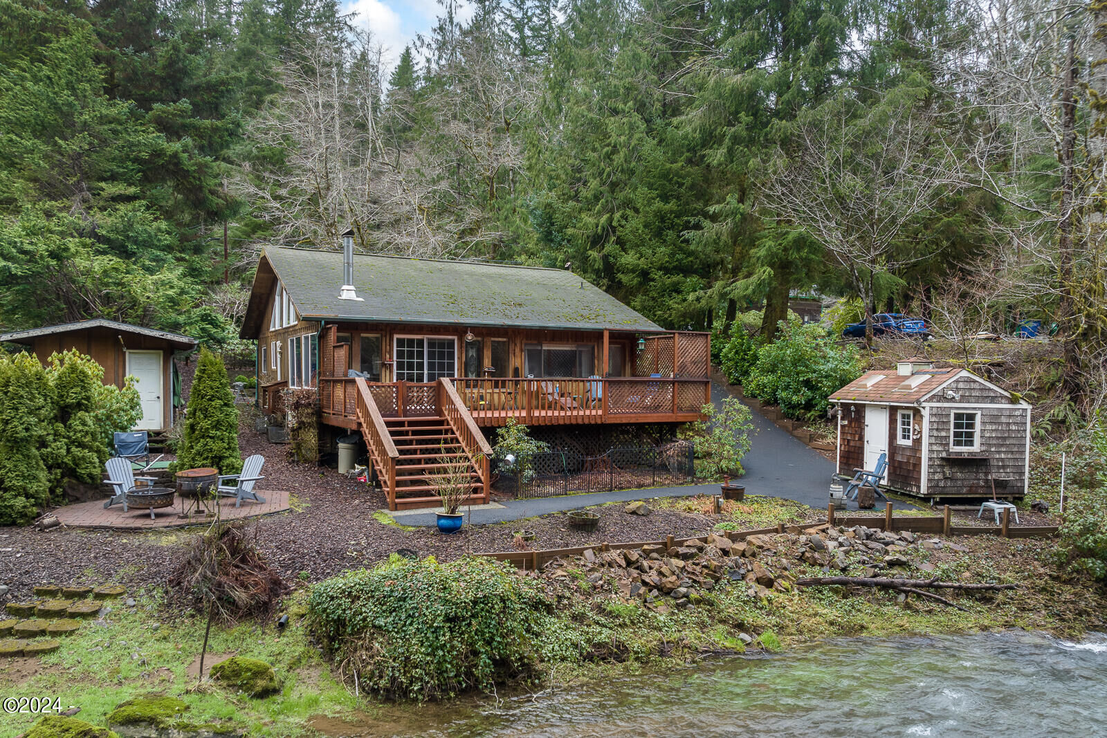 Property Photo: 1415 N Alvord Lane OR 97368