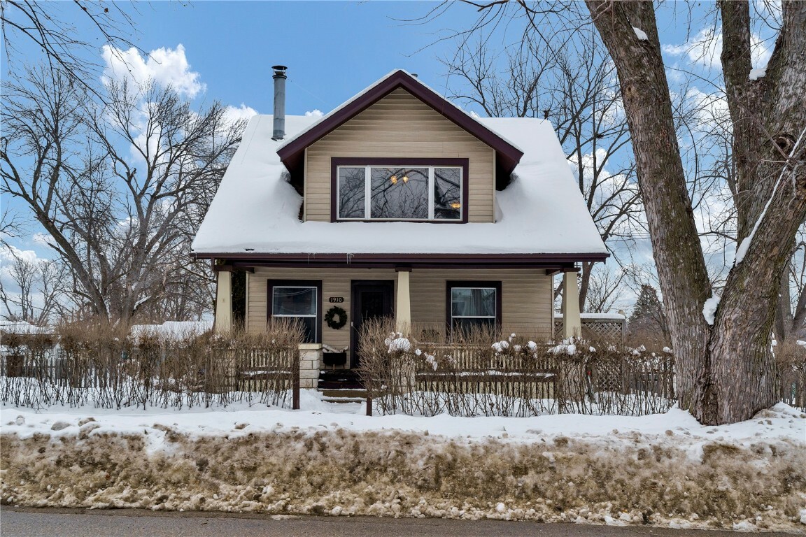 Property Photo:  1910 10th Avenue  IA 52302 