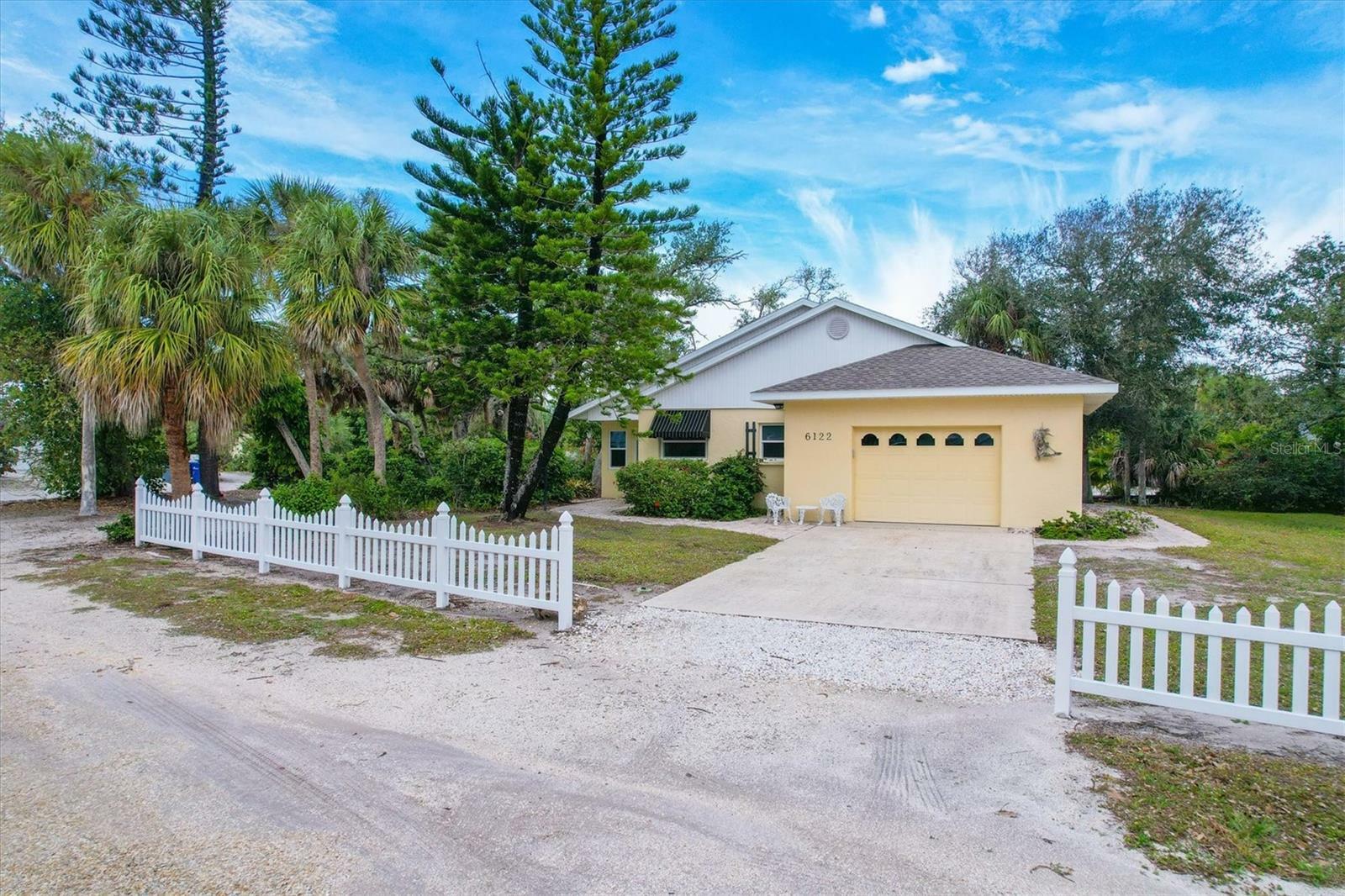 Property Photo:  6122 Gnarled Oak Drive  FL 34223 