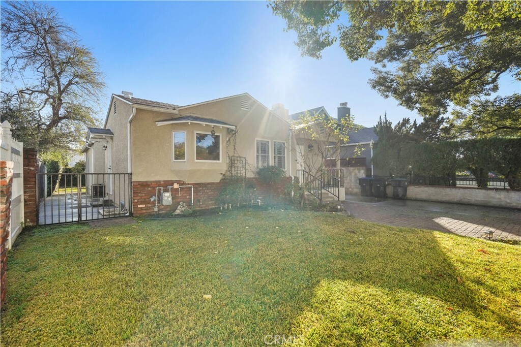 Property Photo:  1430 N Maple Street  CA 91505 