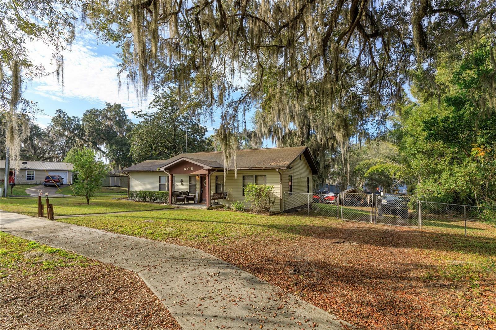 Property Photo:  305 Cordova Place  FL 34748 