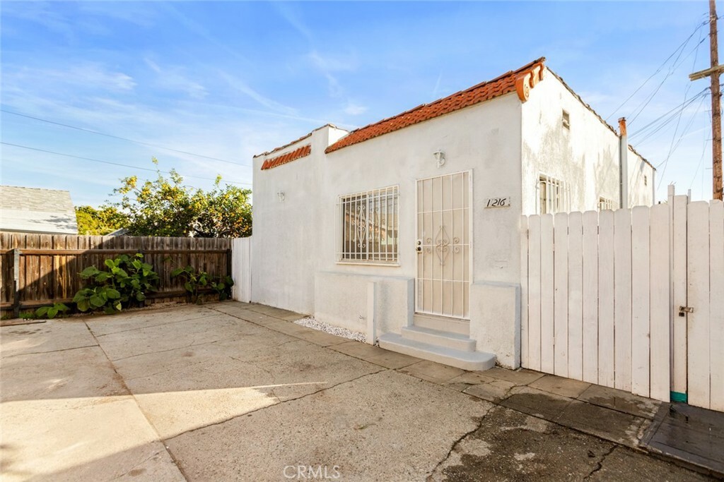 Property Photo:  1216 E Barcelona Place  CA 90813 