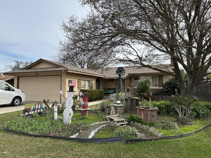 711 E Myrtle Avenue  Visalia CA 93292 photo