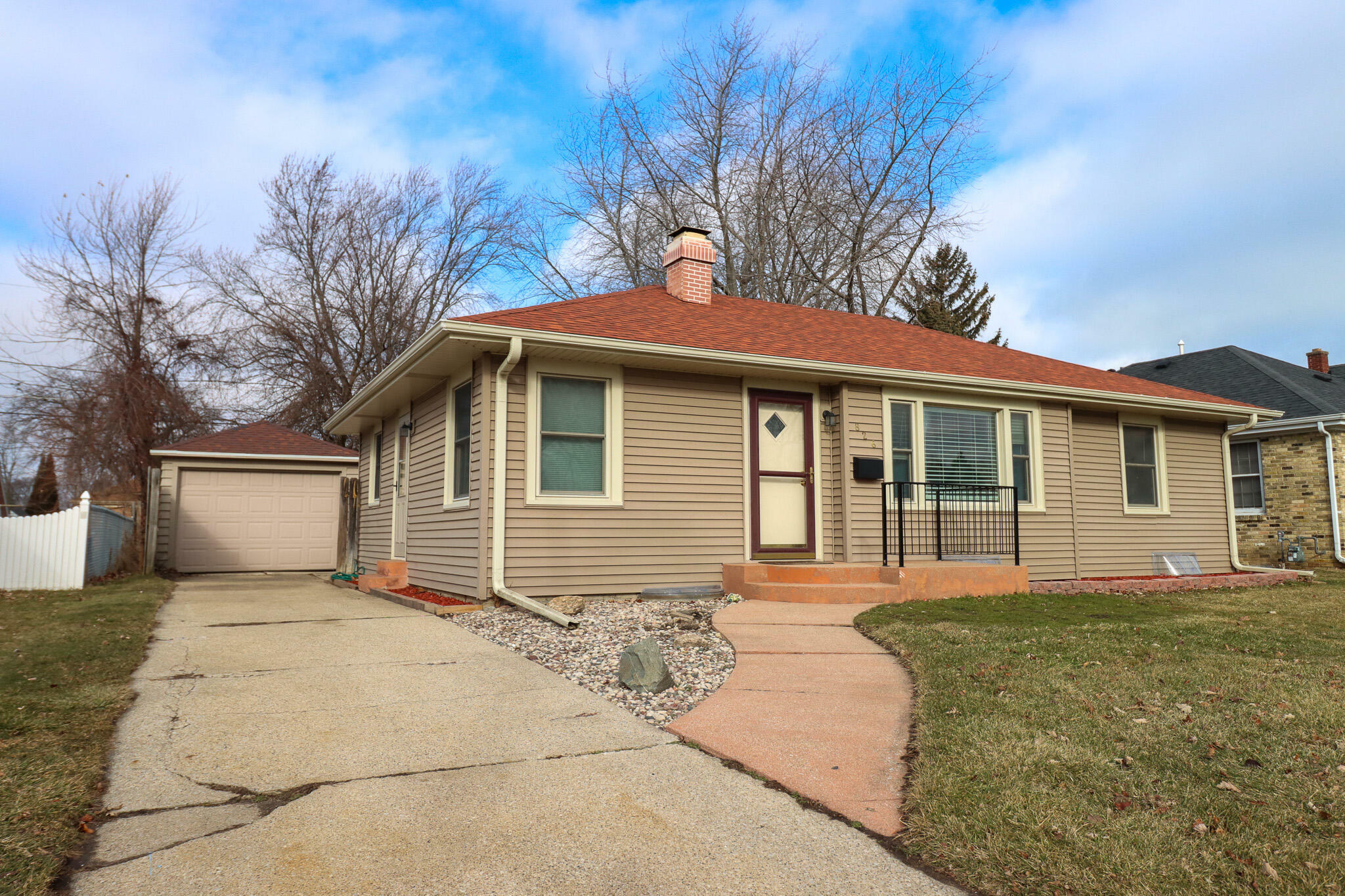 Property Photo:  826 Isabelle Ave  WI 53402 