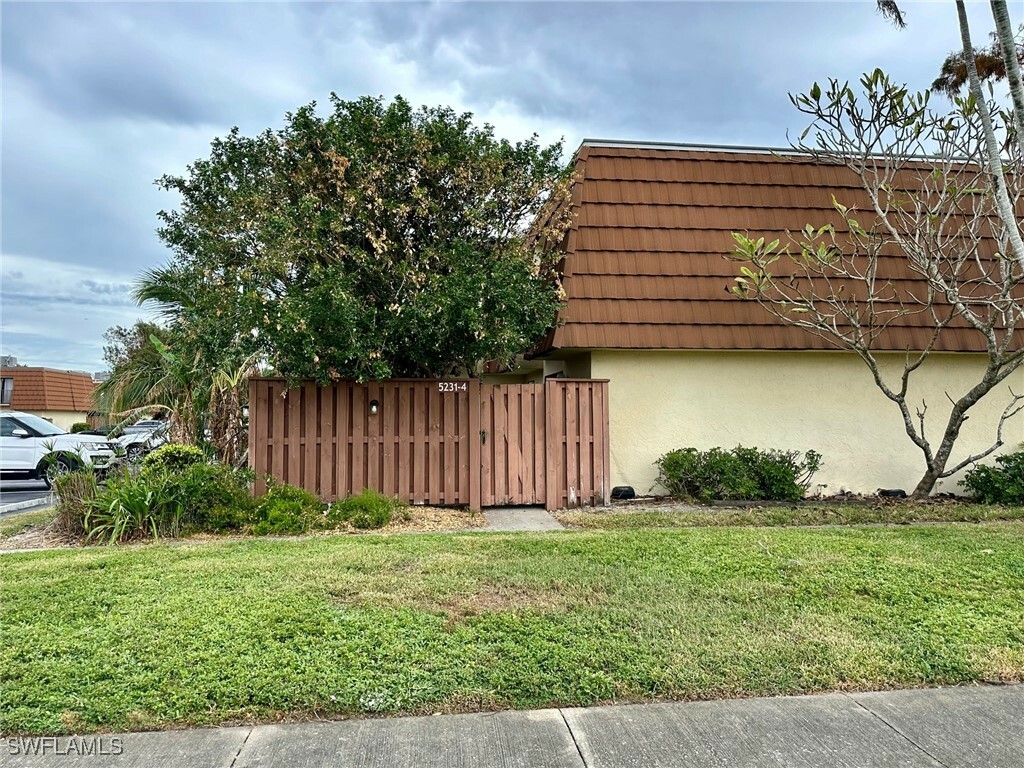 5231 Cedarbend Drive 4  Fort Myers FL 33919 photo